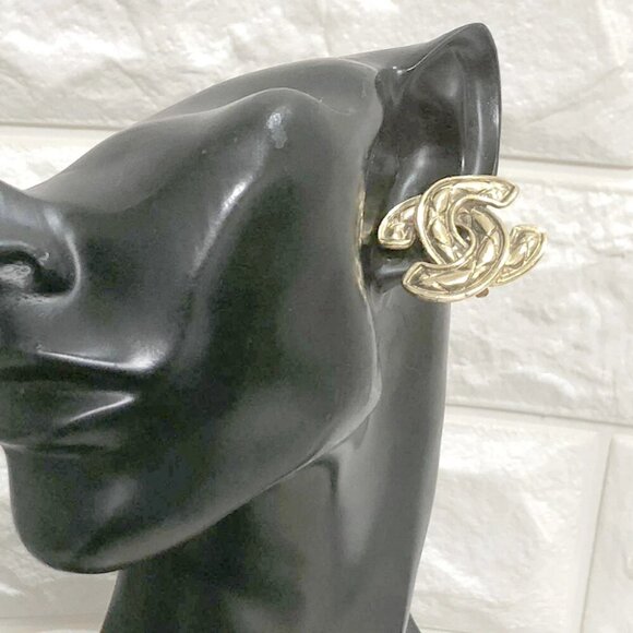 CHANEL CC Logos Quilted Vintage Clip-On Earrings Gold Tone Auth D-e11123 - Picture 2 of 10